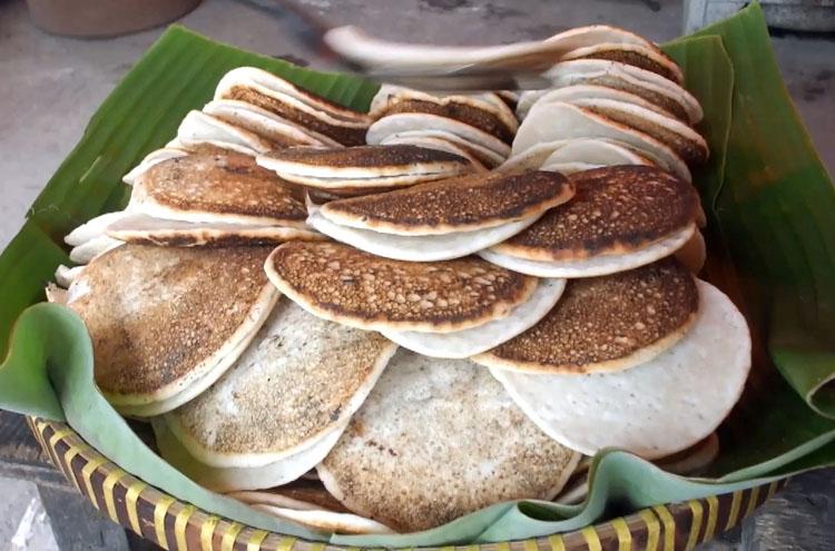*Source: iNews.id/Trisna Purwoko* Serabi, Makanan Tradisional Berharga Murah